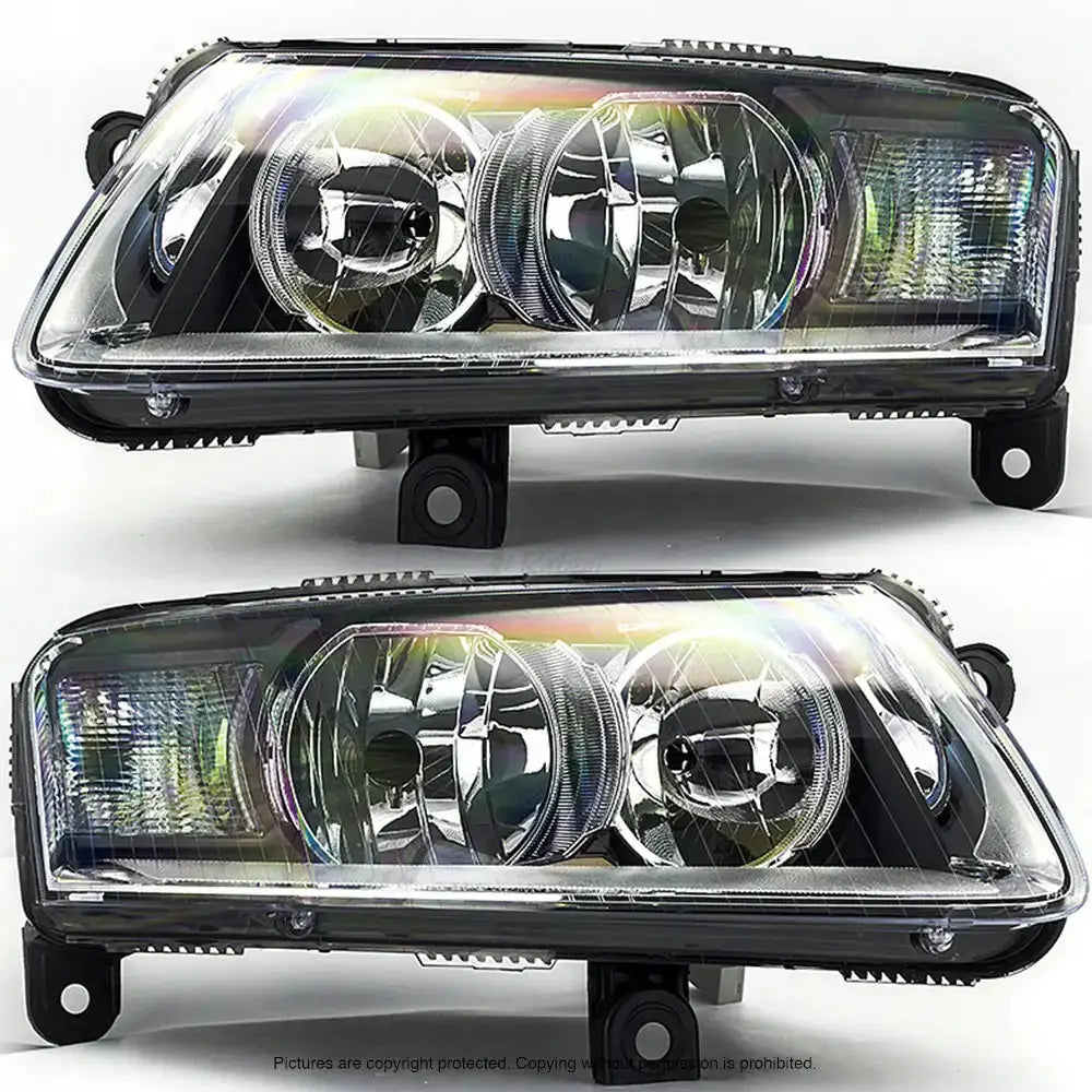 Frontlykter Audi A6 C6 04-11 rektangulære billykter i klart glass og svart plast, sett forfra.