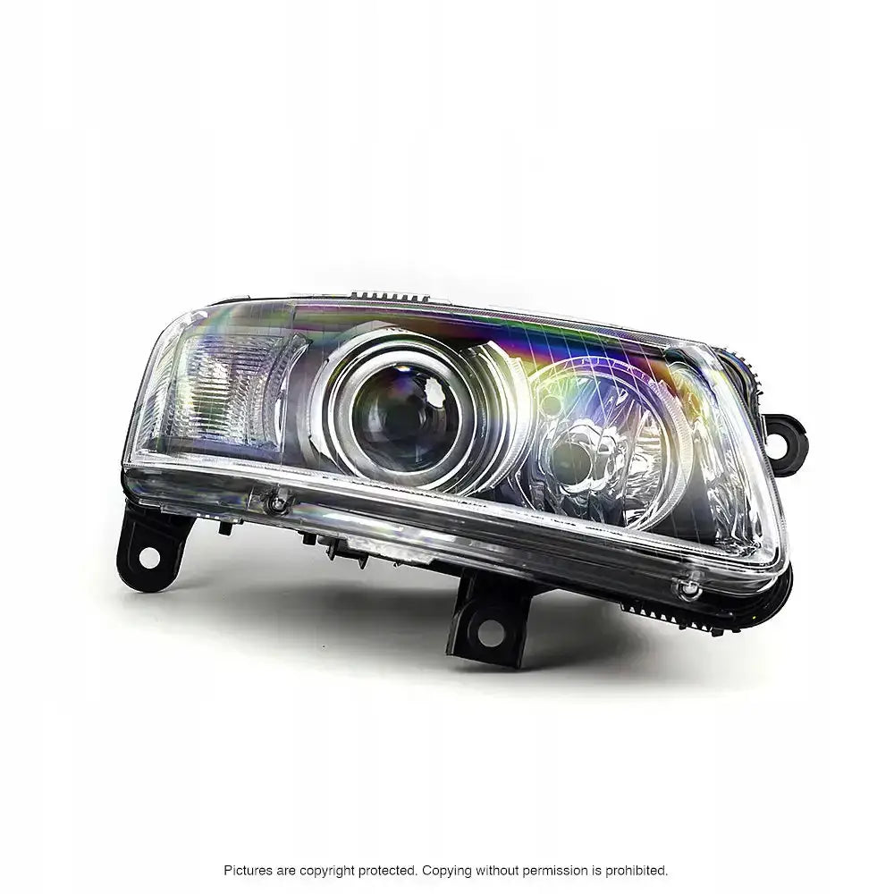 Hovedlykter Audi A6 C6 05-11 D2S sett skrått forfra med synlig reflektor og linse.