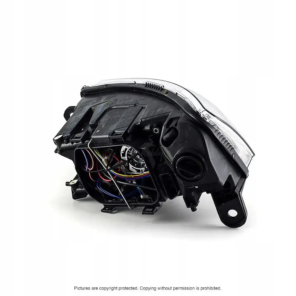 Headlights Audi A6 C6 D2S, sort modul vist fra skrå bakside med synlige ledninger og detaljer.