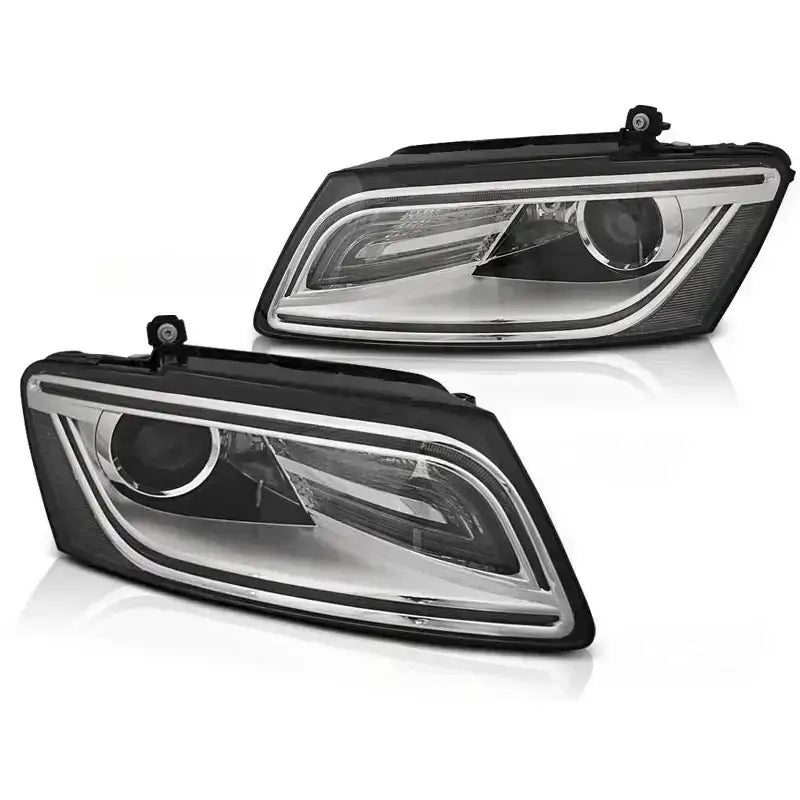 Frontlykter Audi Q5 08.12-17 med LED DRL i krom, sett fra skrå vinkel på hvit bakgrunn.