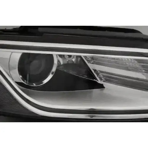 Hovedlykter Audi Q5 08.12-17 med klare glass og sølv innfatning sett fra skrå vinkel.