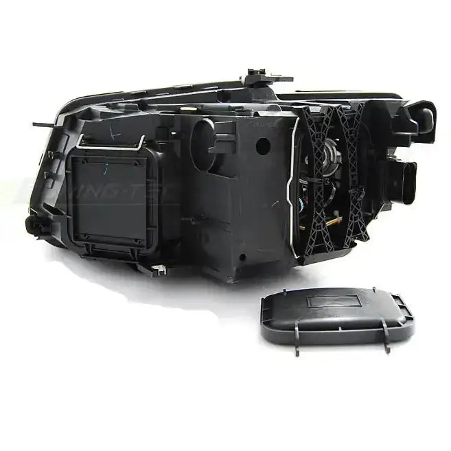 Hovedlys Audi Q5 11.08-09.12 Tru DRL Black sett bakfra med åpnet lokk og synlige kontakter.