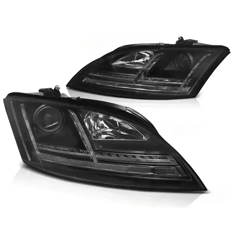 Hovedlykter Audi TT 06-10 8J Black med LED-striper, sett skrått forfra mot hvit bakgrunn.