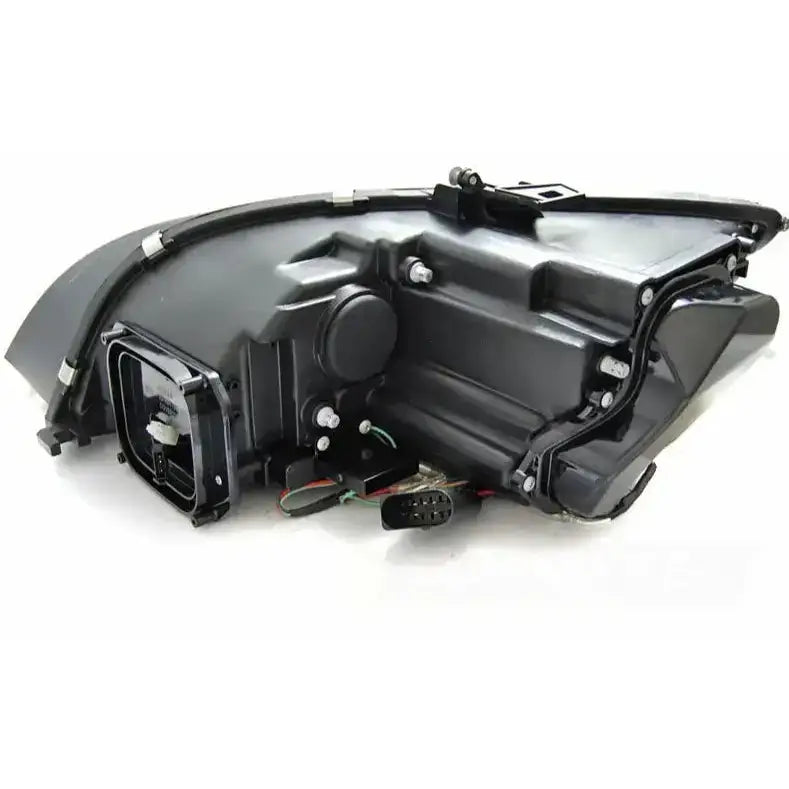 Headlamp bakside av Audi TT 8J frontlykt med ledninger, festeskruer og kontaktsokkel på hvit bakgrunn.