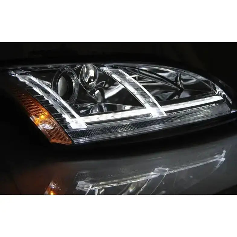 Frontlykter Audi TT 06-10 8J med klart glass, sølv reflektorer og hvite LED-striper, oransje blinklys.