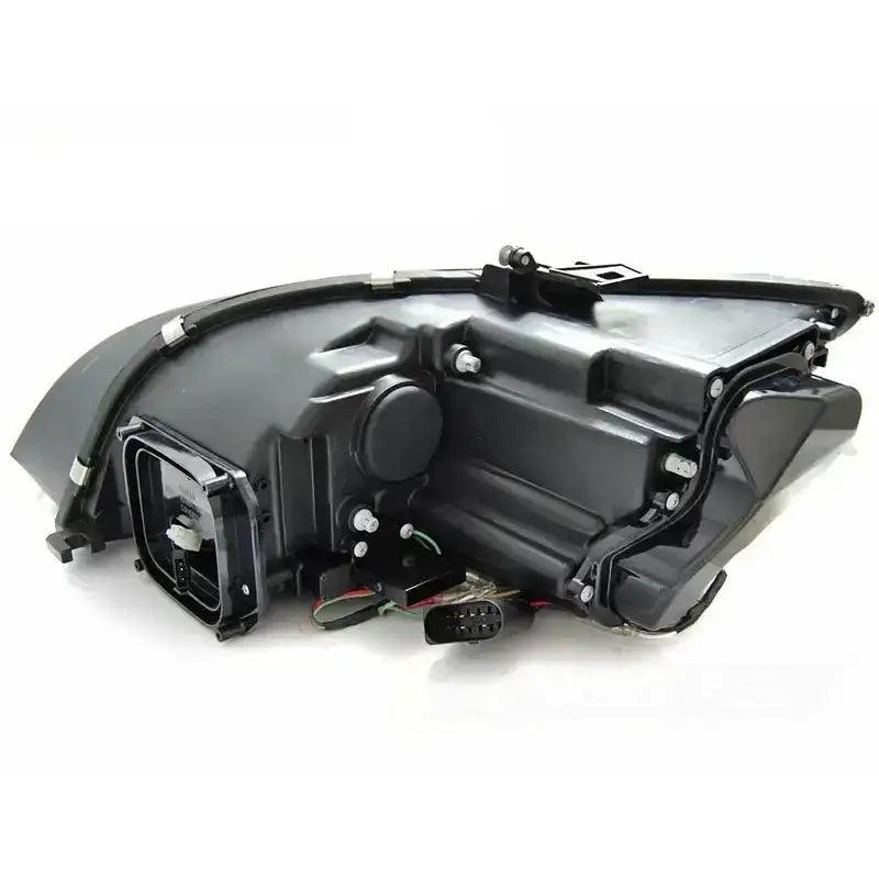 Hovedlys bakside av svart plastdeksel til Audi TT 8J frontlykt med ledninger og elektrisk kontakt.