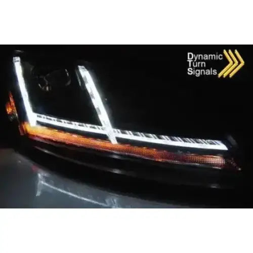 Hovedlys Audi TT 10-14 Black LED med hvite striper og oransje dynamiske blinklys i mørket.