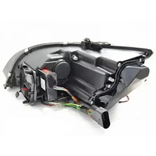 Headlights Audi TT 10-14 vist bakfra med ledninger, elektriske koblinger og interne detaljer synlige.