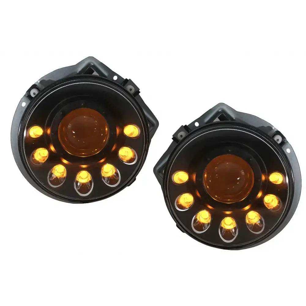 Frontlykter Bi-Xenon Mercedes G-Klasse W463 med seks gule LED-lys rundt linsen, sett forfra.
