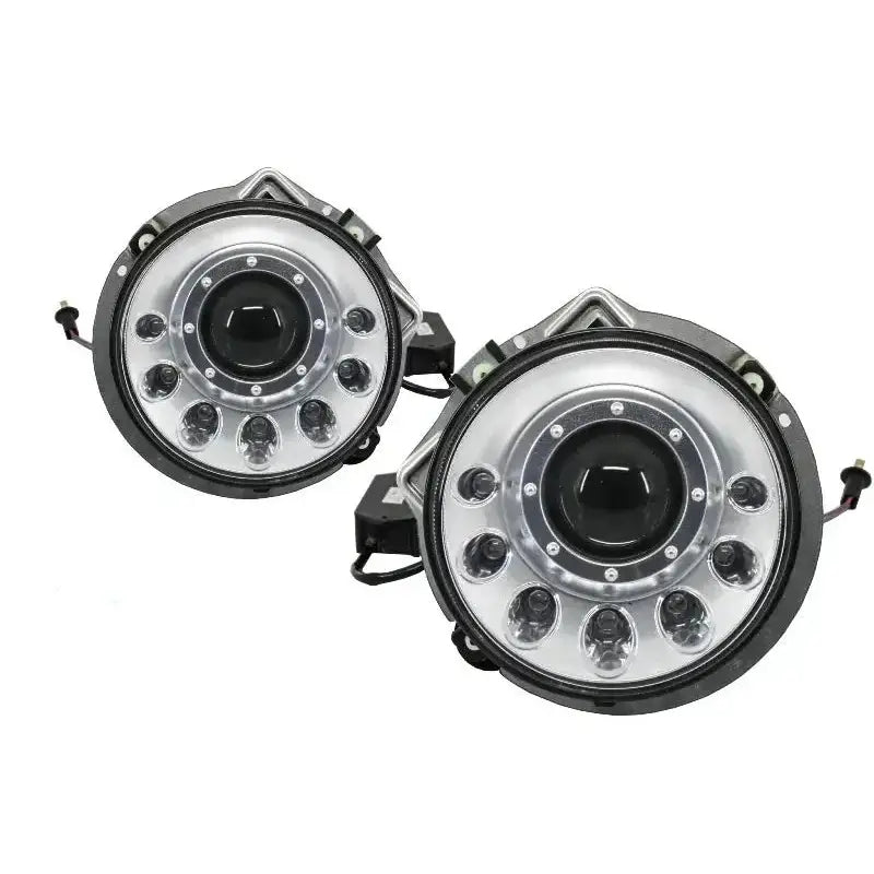 Frontlykter Bi-Xenon Mercedes G-Klasse med to runde LED-lys og svart ramme, sett fra skrå vinkel.