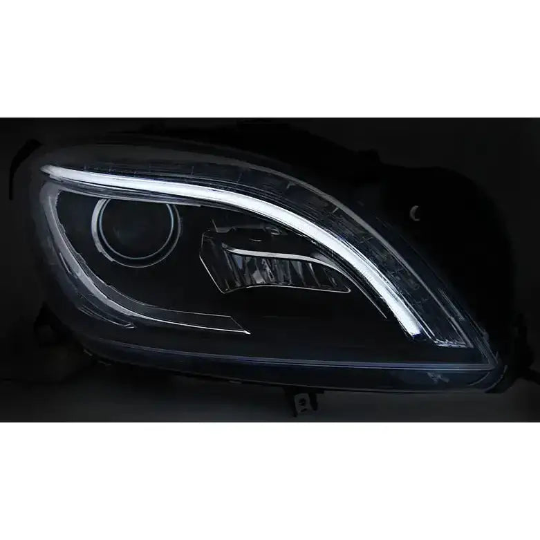 Hovedlys Black Led til Mercedes M-Klasse W166 med svart detalj og LED-lyslist, sett fra skrå front.