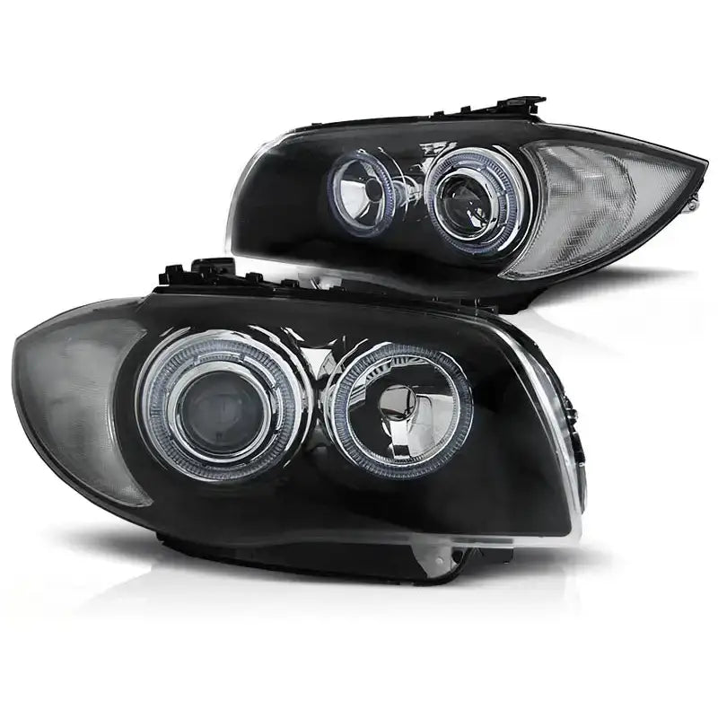 Hovedlykter Bmw 1 E87/E81/82/88 Black Halo med sorte hus og LED-ringer, sett fra skrå vinkel.