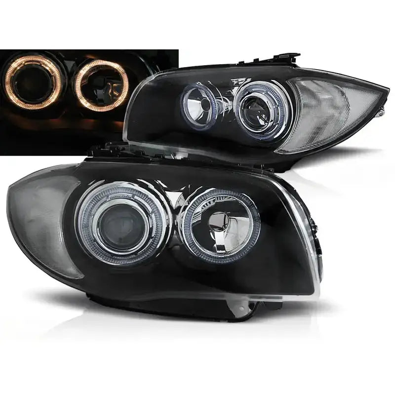 Frontlykter Bmw 1 E87/E81/82/88 med sort innfatning, LED-halo og klare linseglass, sett forfra og fra siden.