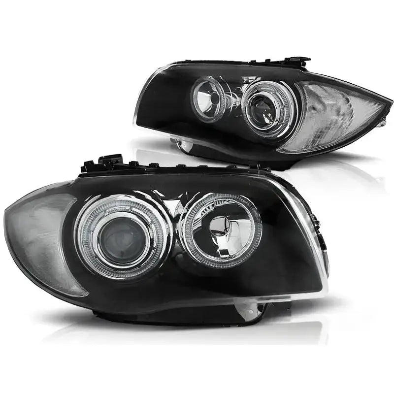 Hovedlykter Bmw 1 E87 Black Led Halo Rims med sort innerramme og klare linser, sett fra skrå vinkel.