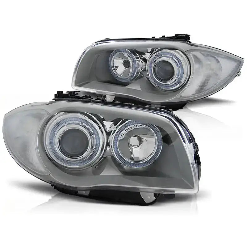 Hovedlykter Bmw 1 E87 med chrome halo-ringer, sett fra skrå vinkel mot hvit bakgrunn.