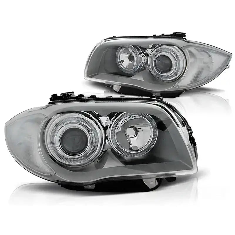 Hovedlykter Bmw 1 E87/E81/82/88 04-11 med chrome LED Halo Rims sett fra skrå vinkel.