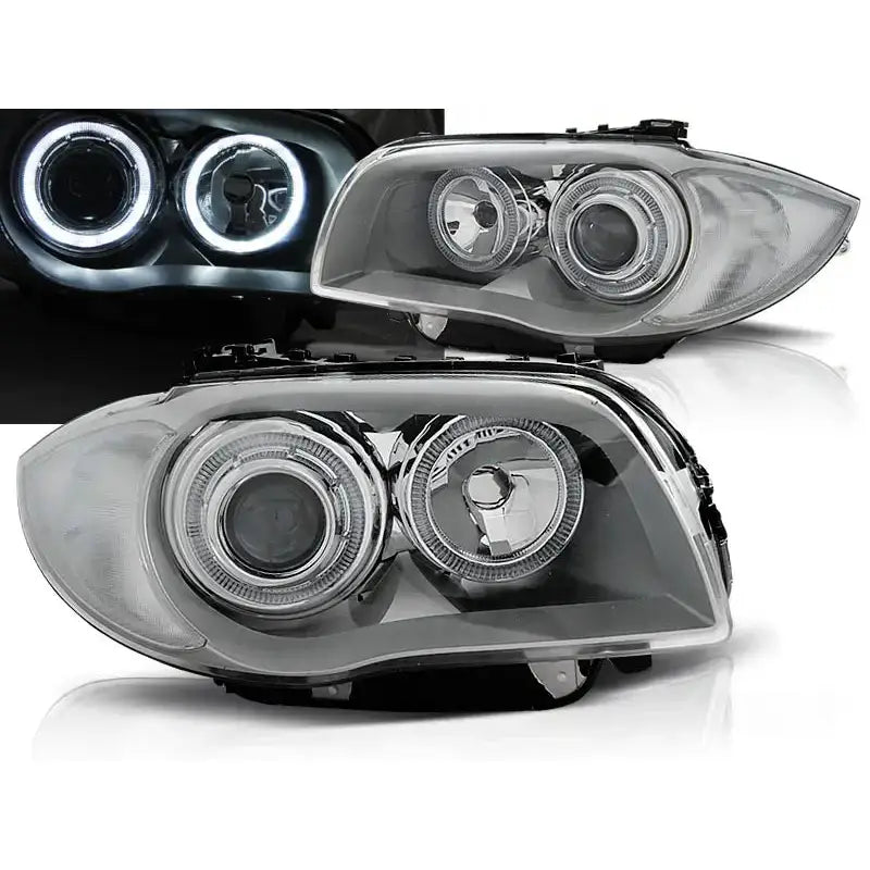 Frontlykter Bmw 1 E87/E81/82/88 med klart glass, kromdetaljer og LED Halo Rims, vist fra skrå vinkel.