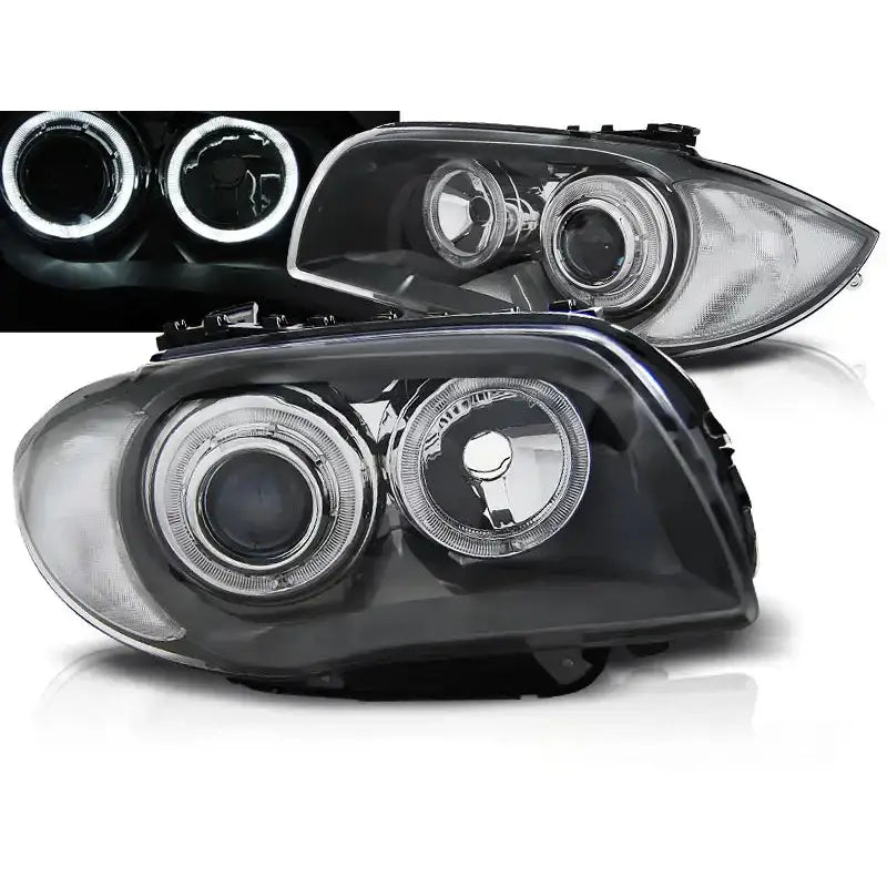 Frontlykter Bmw 1 E87/E81/82/88 04-11 med klare glass og sorte detaljer, sett skrått forfra.