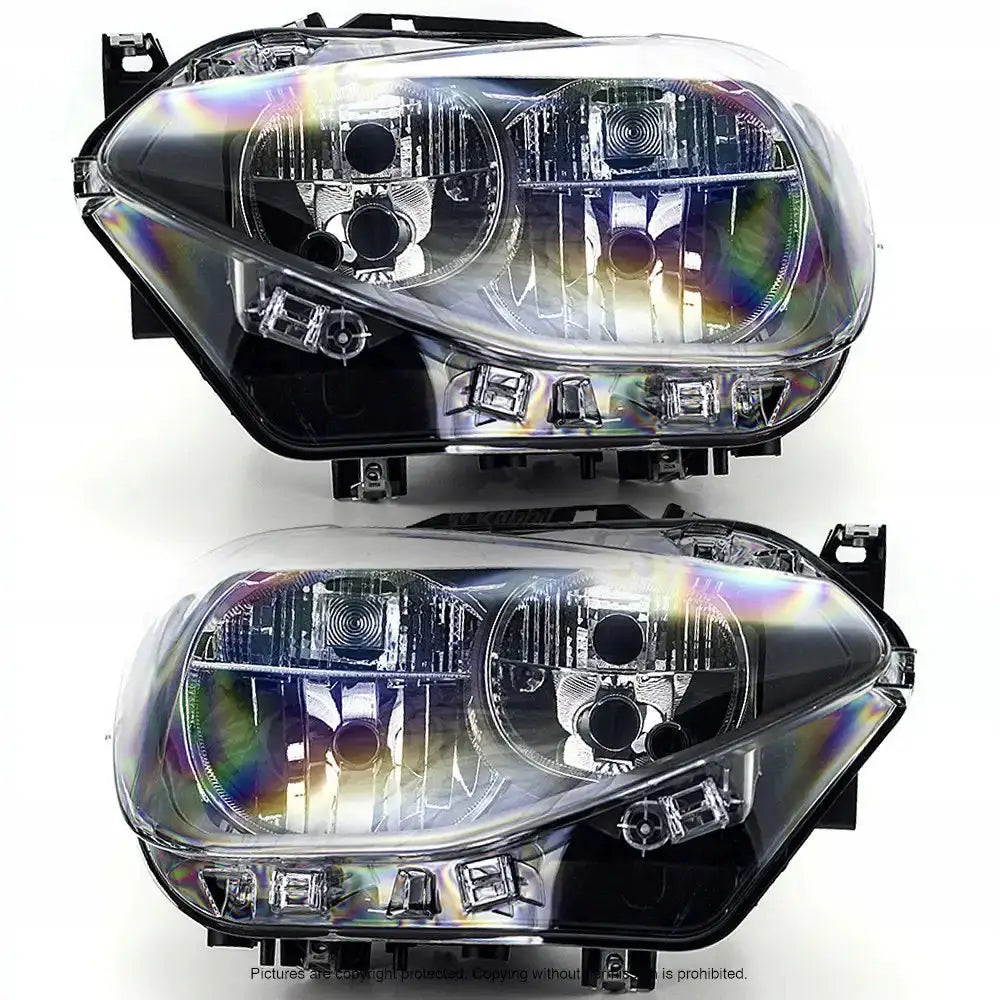 Frontlykter Bmw 1 Serie F20 11-14 sett forfra med klar plast og svart innfatning mot hvit bakgrunn.