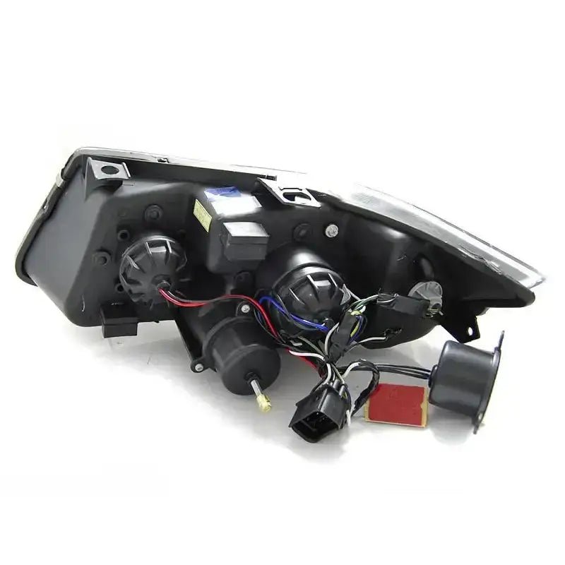 Hovedlys Bmw 3 E90 E91 sett bakfra med synlige ledninger og sorte plastdetaljer.