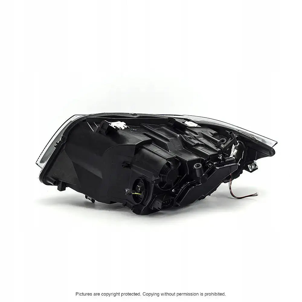 Headlamp Bmw 3-Serie E90 E91 bakside med synlige fester og ledninger mot hvit bakgrunn.