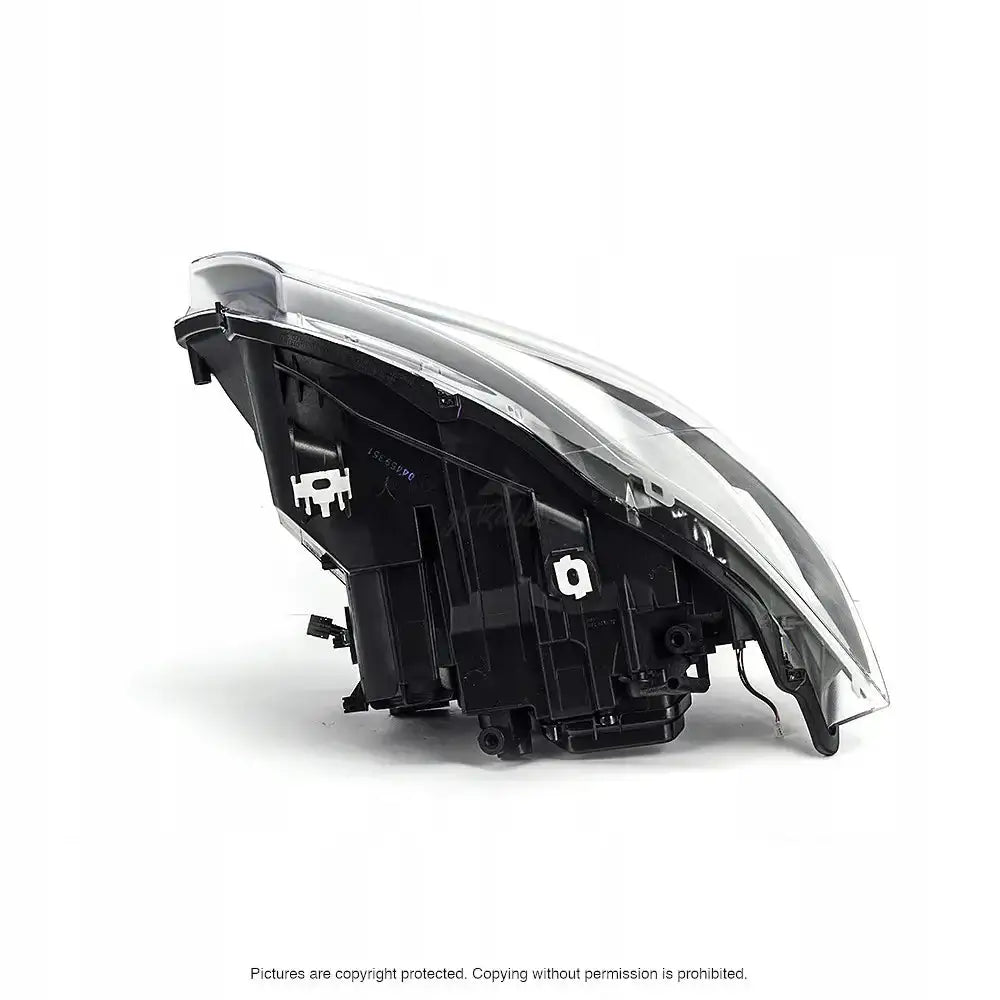 Frontlykter Bmw 3-Serie E90 E91 vist fra skrå sidevinkel med detaljer på bak- og undersiden.