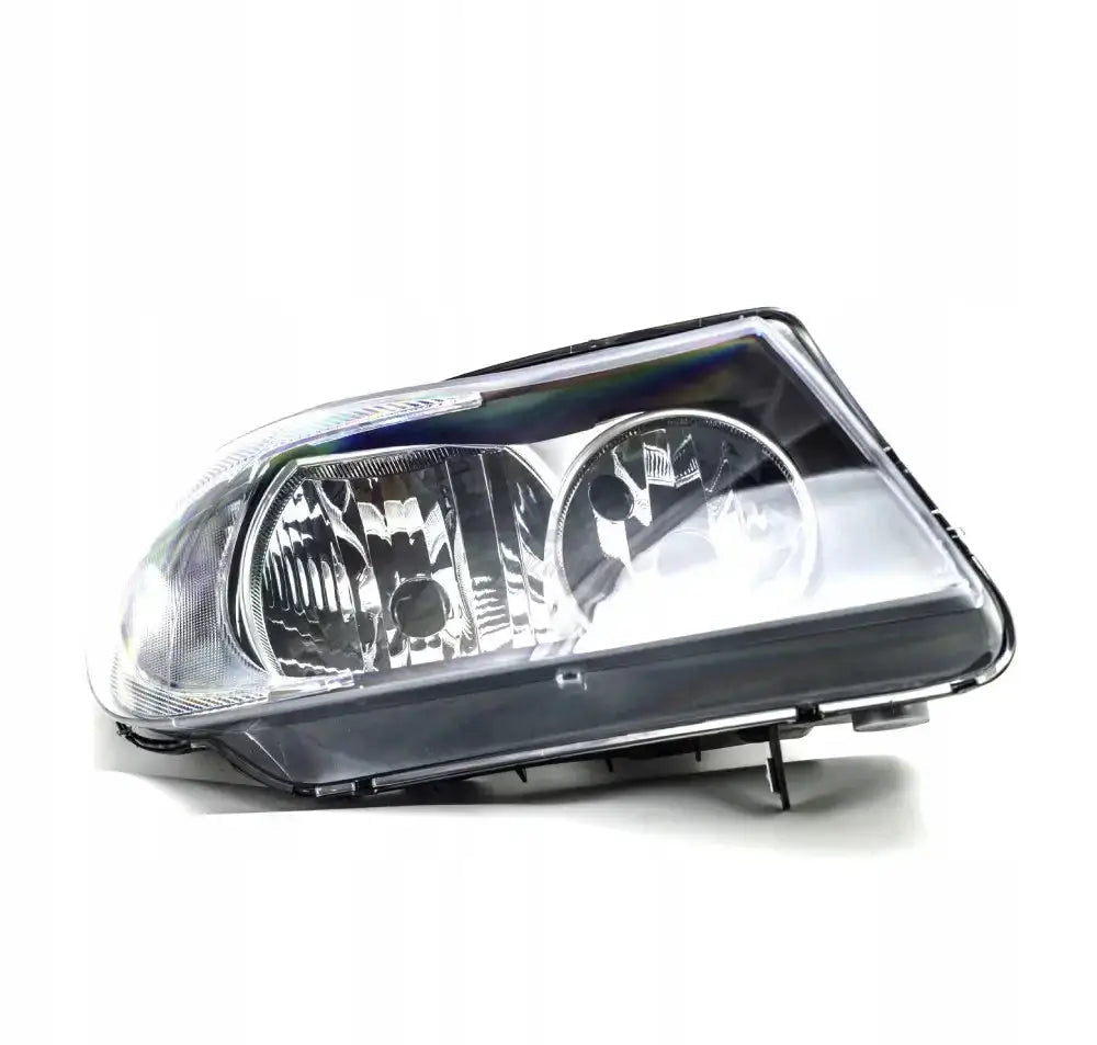 Frontlykter Bmw 3 Serie E90 E91 05-08 med klart glass og sort plast, sett forfra i skrå vinkel.