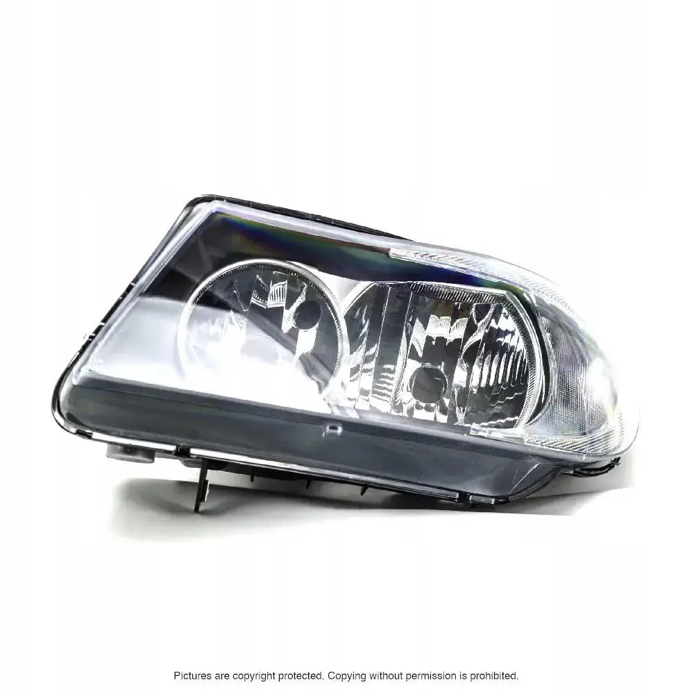 Hovedlykter Bmw 3 Serie E90 E91 05-08 H7 sett i skrå vinkel med synlig reflektor og pæreholder.