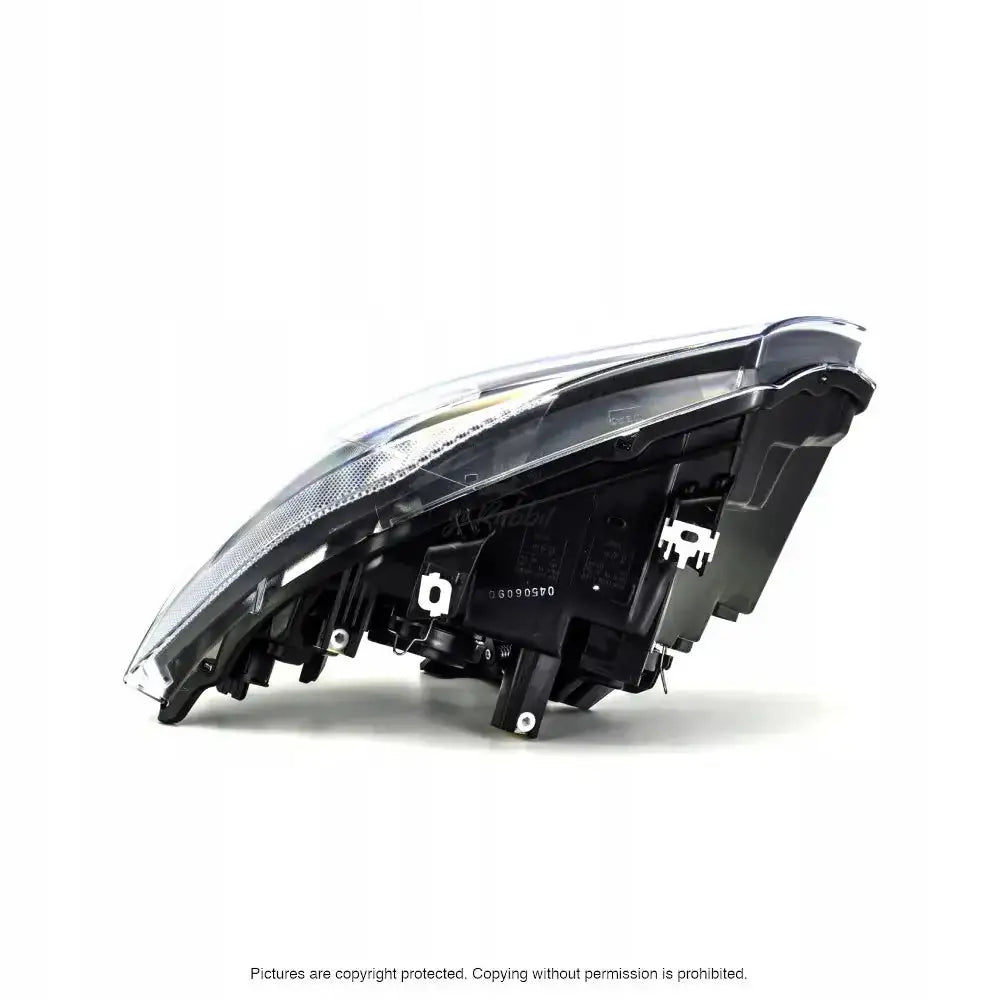 Headlamp Bmw 3 Serie E90 E91 H7 sett fra skrå vinkel med synlig feste og sorte detaljer.