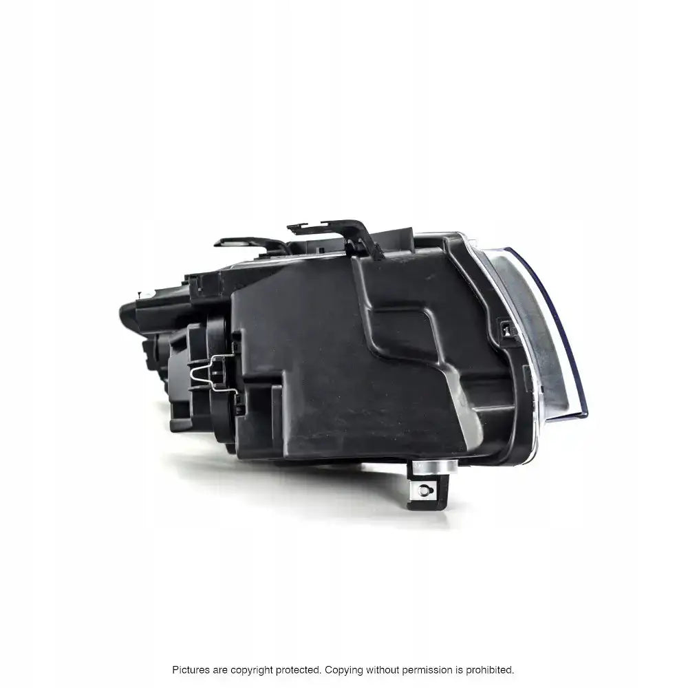 Hovedlys Bmw 3 Serie E90 E91 05-08 sett fra siden med klare linser og metallfester.