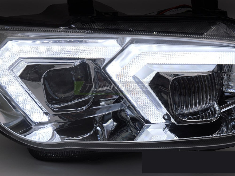 BMW E92 LCI frontlykt med xenonprojektør og krominnramming sett forfra