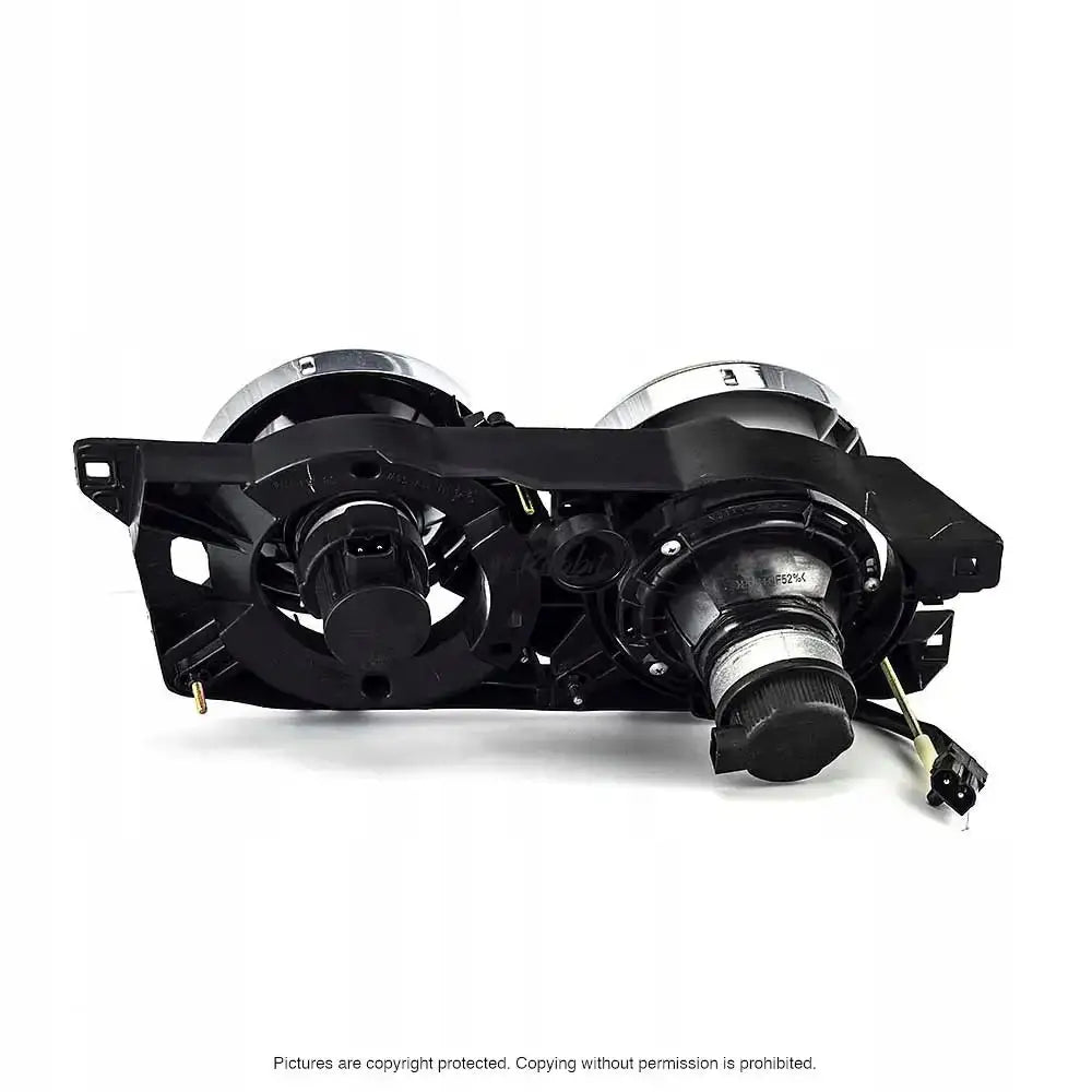 Headlamp bakside av Bmw 5-serie E34 frontlykter med koblingspunkter og ledninger mot hvit bakgrunn.