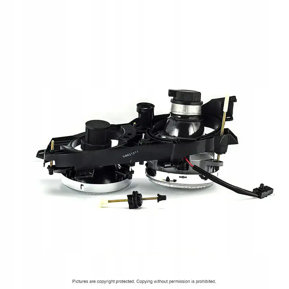 Frontlykter Bmw 5-serie E34 sett bakfra med synlige ledninger og justeringsmekanismer.