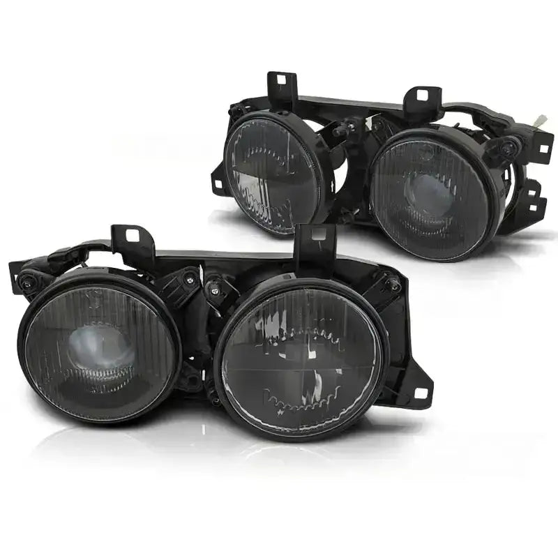 Frontlykter Bmw E32/E34 Black med sotede glass og svart ramme sett fra skrå vinkel mot fronten.