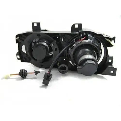 Hovedlykter Bmw E32/E34 Black sett bakfra med synlige ledninger og løse tilkoblingsdeler.