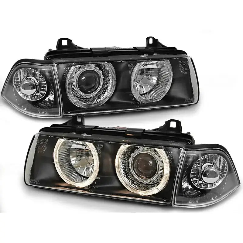 Hovedlykter Bmw E36 Angel Eyes Black med svarte hus, klare linser og rund lysdesign, sett forfra i vinkel.