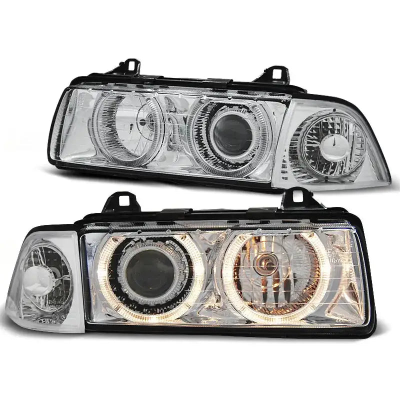 Frontlykter Bmw E36 Angel Eyes Chrome med svarte rammer, sett forfra, én lykt med tent hvitt og gult lys.