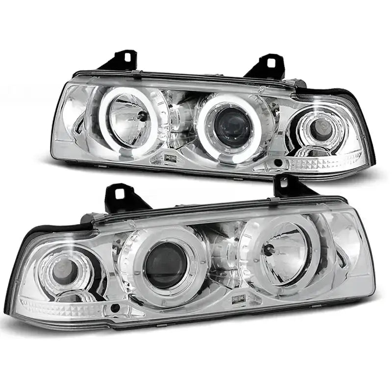 Frontlykter Bmw E36 Angel Eyes Chrome sett med klart glass og kromdetaljer, vist skrått forfra.
