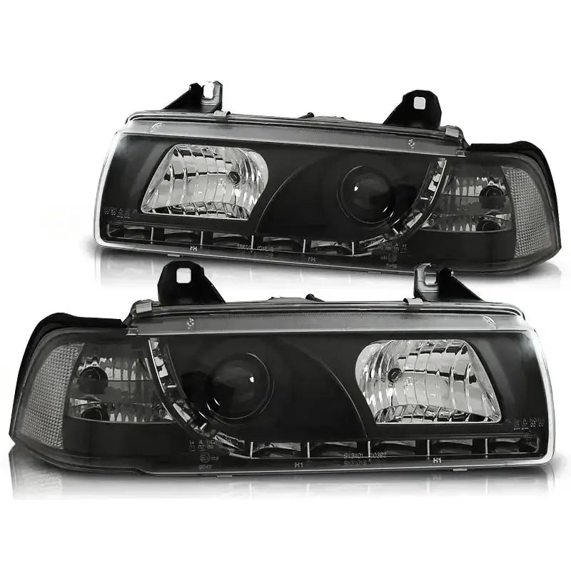 Frontlykter Bmw E36 Black med klare linser og rektangulært design, sett skrått forfra.