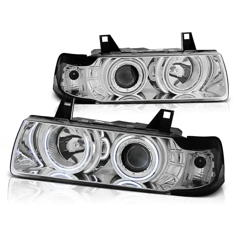 Frontlykter Bmw E36 Angel Eyes Chrome med runde projektorlinser og kromdetaljer, sett fra skrå vinkel.
