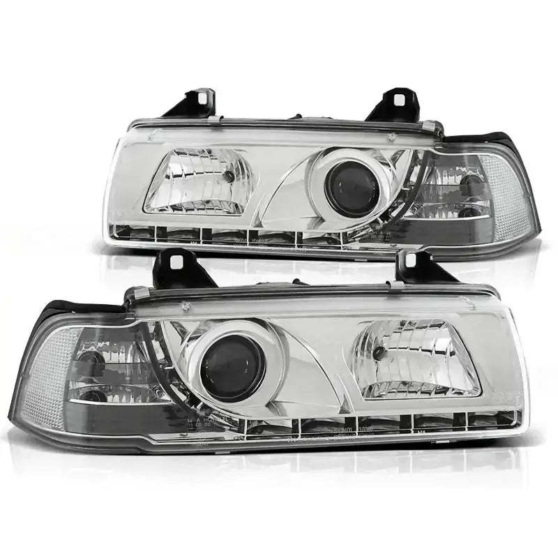 Frontlykter Bmw E36 12.90-08.99 i klart glass med sorte detaljer, sett skrått forfra.