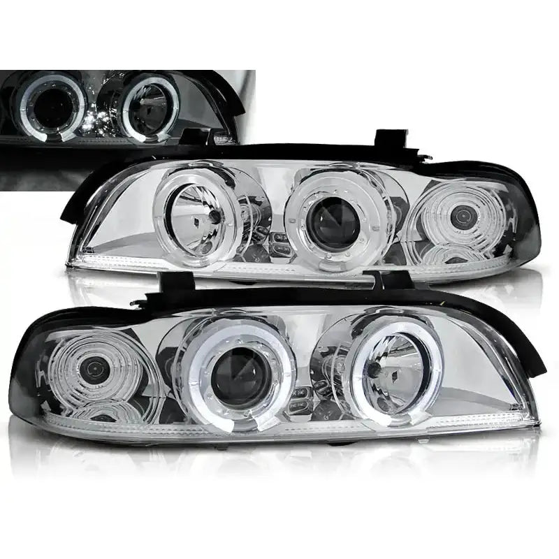 Frontlykter Bmw E39 med klart glass, kromdetaljer og LED Angel Eyes-ringer, sett forfra.