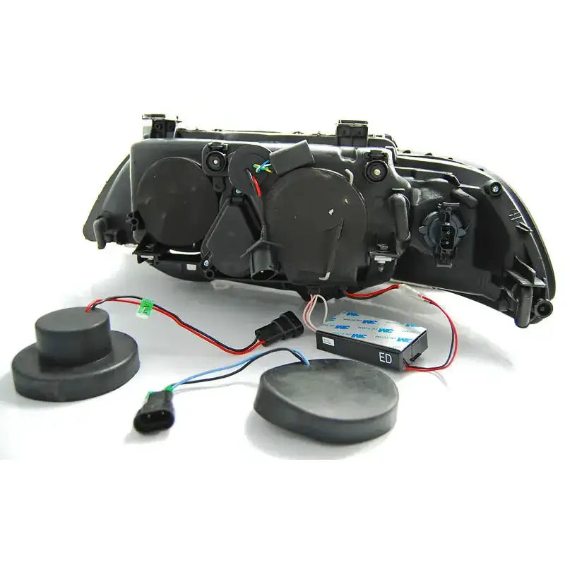 Hovedlys bakside av Bmw E39 Angel Eyes Black CCFL med ledninger og tilkoblinger på hvit bakgrunn.