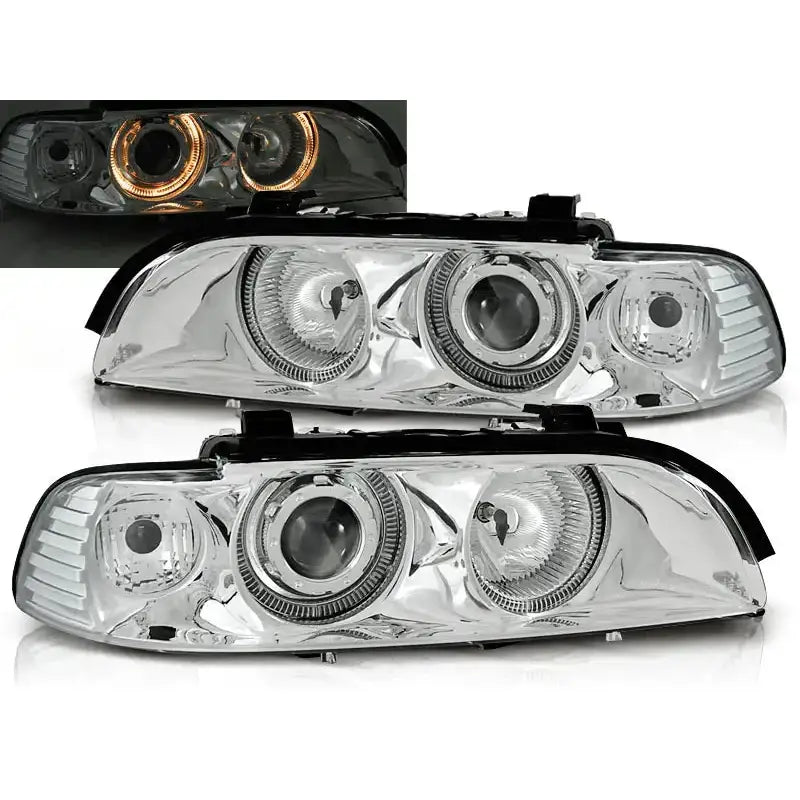 Frontlykter Bmw E39 Angel Eyes Chrome med klare linser og kromdetaljer, tent LED-ring vises.