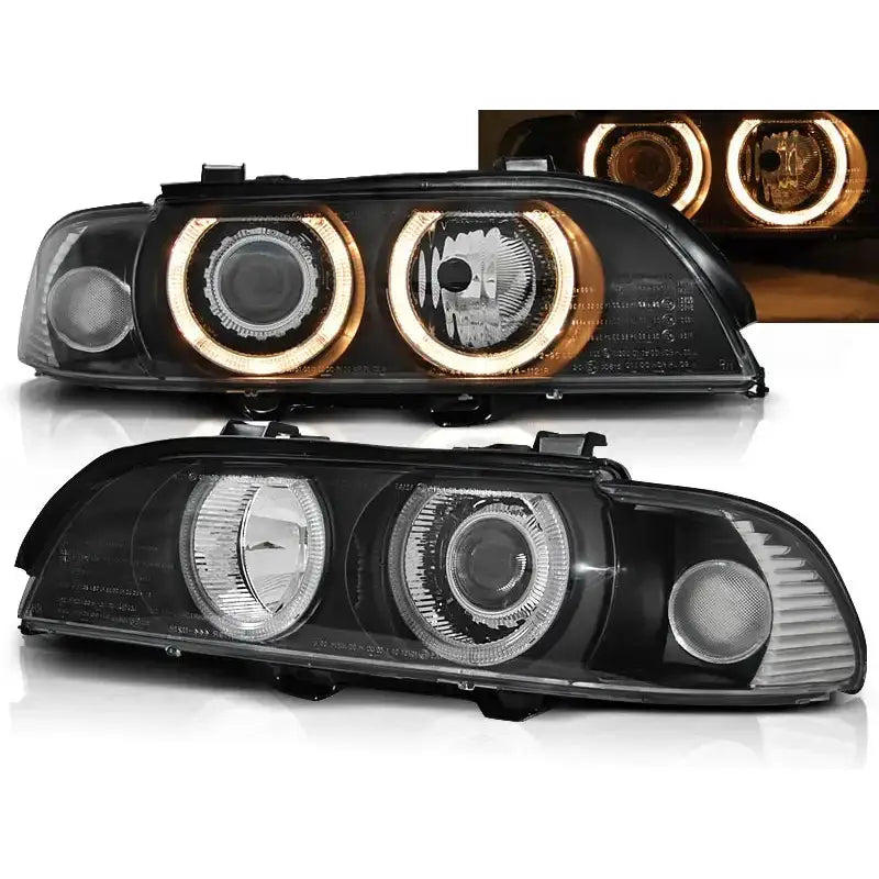 Frontlykter Bmw E39 Angel Eyes D2S/H7 i sort med oransje LED-ringer, sett fra skrå forside.