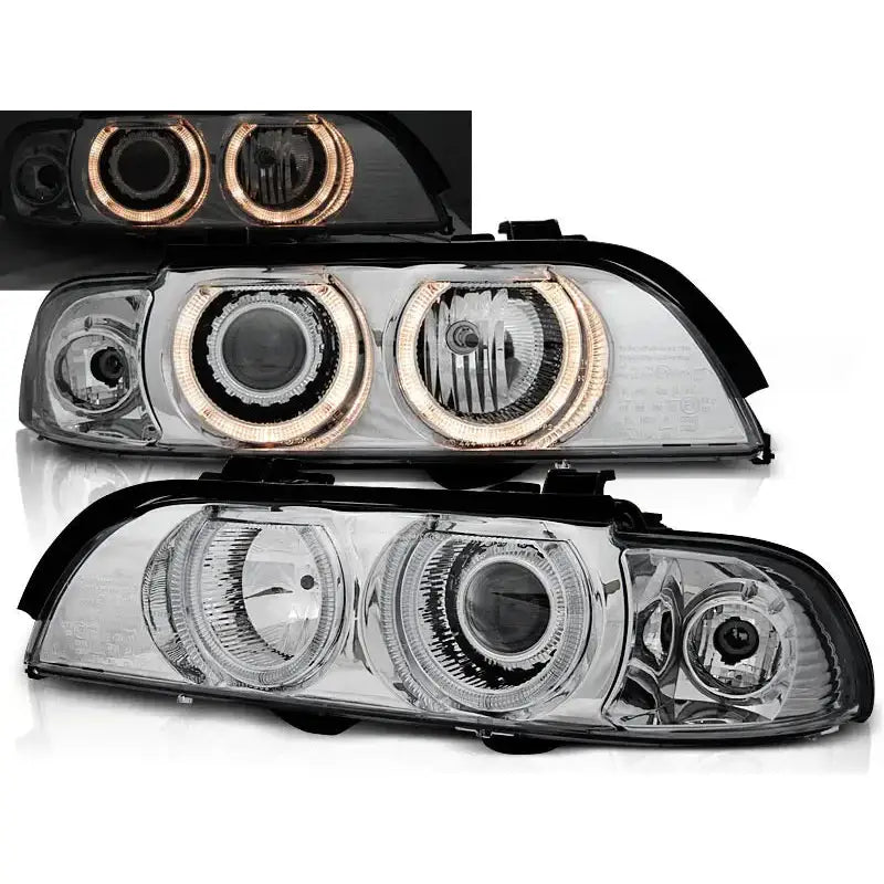 Frontlykter Bmw E39 med klart glass og svarte detaljer, tent med hvite angel eyes-halo ringer.