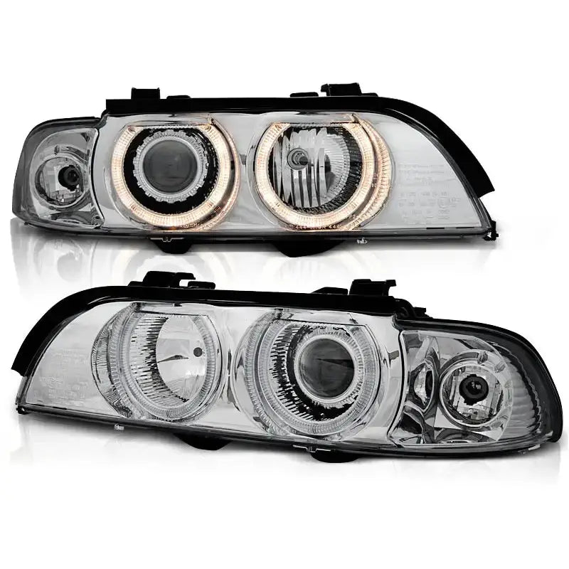 Hovedlykter Bmw E39 Angel Eyes med chrome halo-ringer, sett forfra med én lykt tent og én avslått.