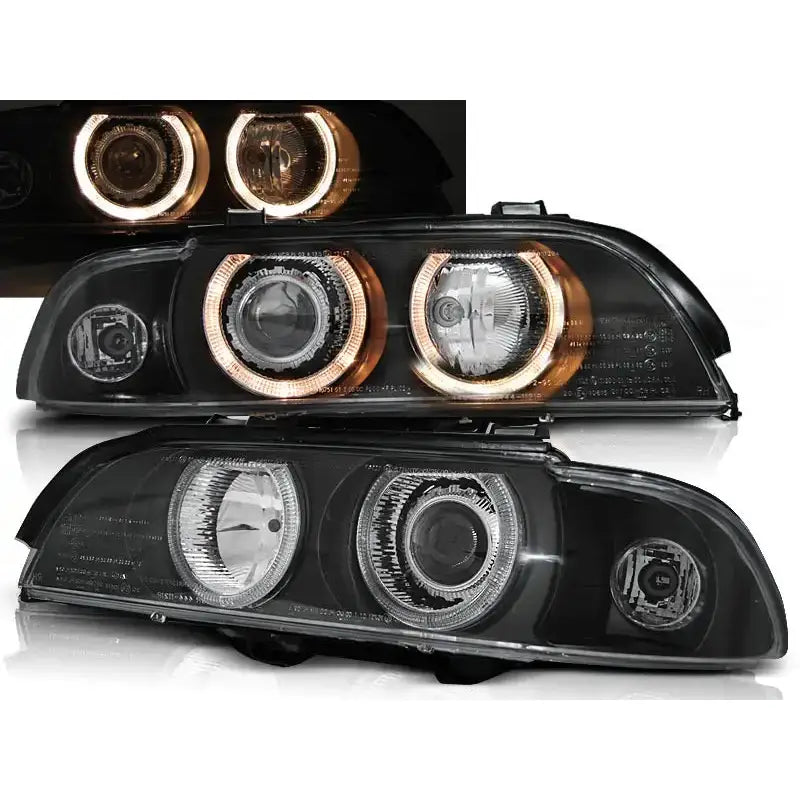 Frontlykter Bmw E39 Angel Eyes med sorte detaljer, LED-ringer tent, vist fra skrå forside.