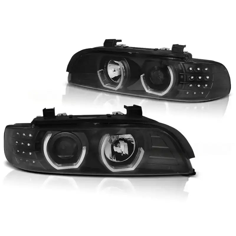 Hovedlykter Bmw E39 Black med doble runde lys, LED-punkter og reflektorer sett fra skrå vinkel.