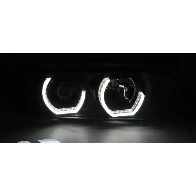 Headlights Bmw E39 sorte LED-frontlykter med sekskantet design og hvitt lys sett forfra i mørket.